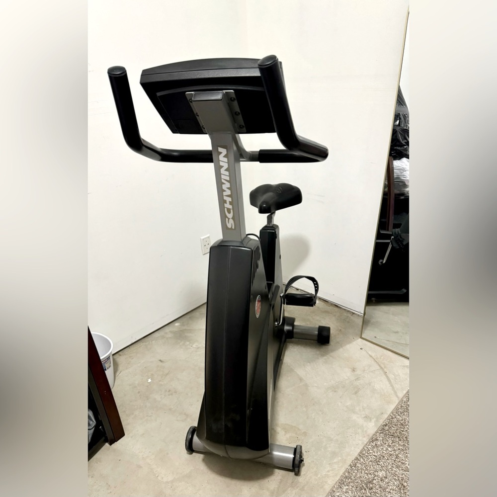 Schwinn HRC 910i Upright Exercise Bike